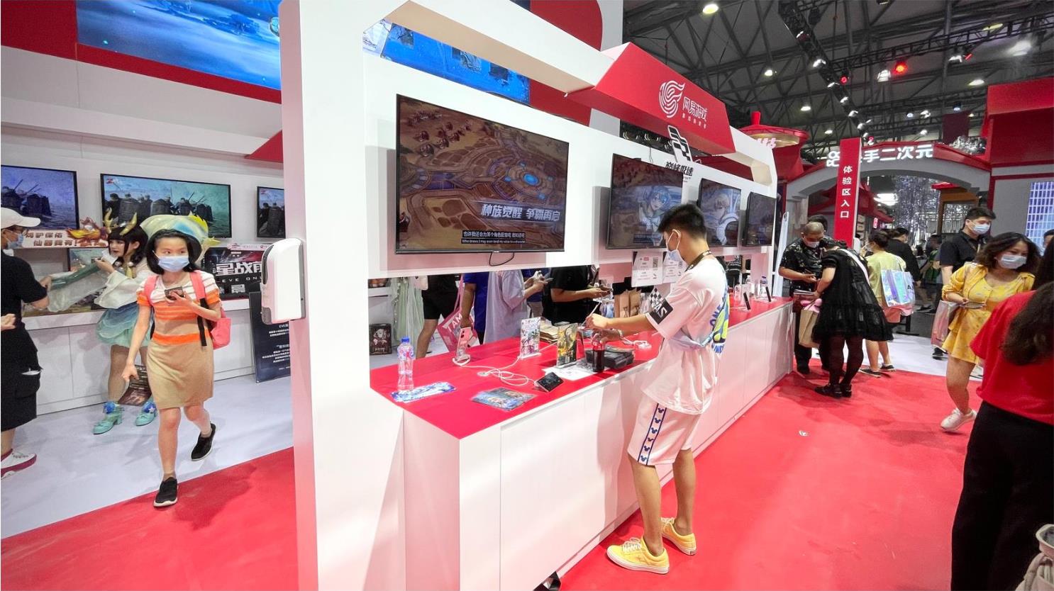 图3：玩家受邀前往现场试玩最新版本.jpg