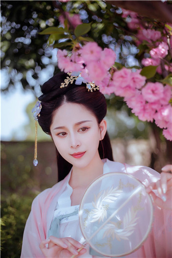 可甜可盐！电魂网络展台绝美showgirl抢先看